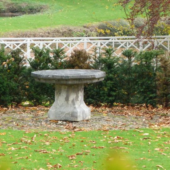 Vliek Castle: stone table