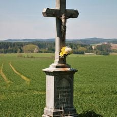 Pamětní kříž na křižovatce silnic jižně od Březské