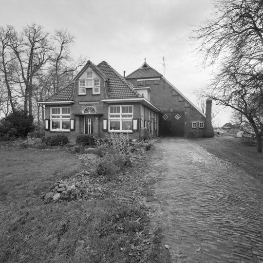 Kop-rompboerderij bestaande met hoog opgaand bedrijfsdeel onder afgewolfd zadeldak