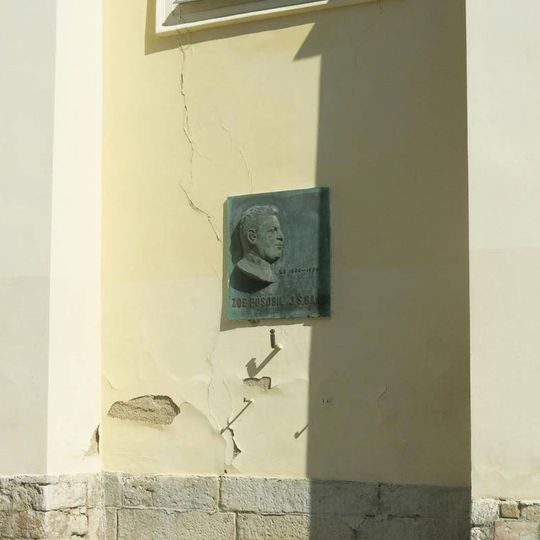 Pamětní deska Jindřicha Šimona Baara na kostele v Klobukách