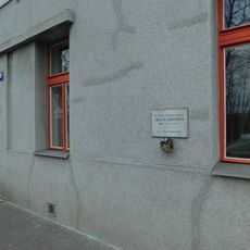 Pamětní deska Josefy Hloupové na domě Nad Královskou oborou 126/45 na Letné