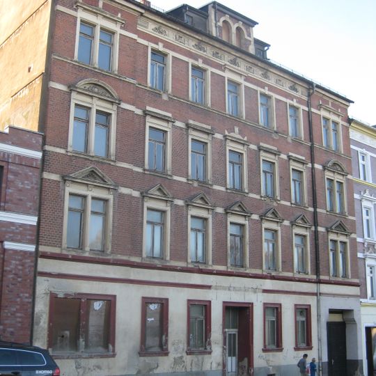 Mietshaus in geschlossener Bebauung Clausstraße 64