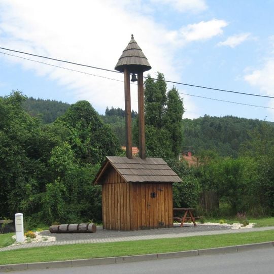 Dřevěná zvonice na křižovatce silnic uprostřed Bystřičky