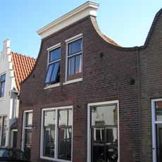 Huis met geverfde trapgevel