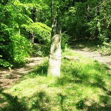 Socha Dívka s křížem na zaniklé Křížové cestě na Vintířovský vrch