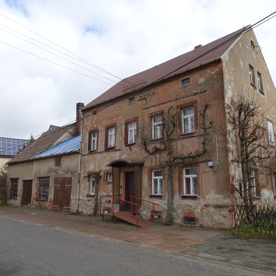 Dorfschmiede mit angebautem Werkstattgebäude sowie Spalierobst Noßwitzer Hauptstraße 19