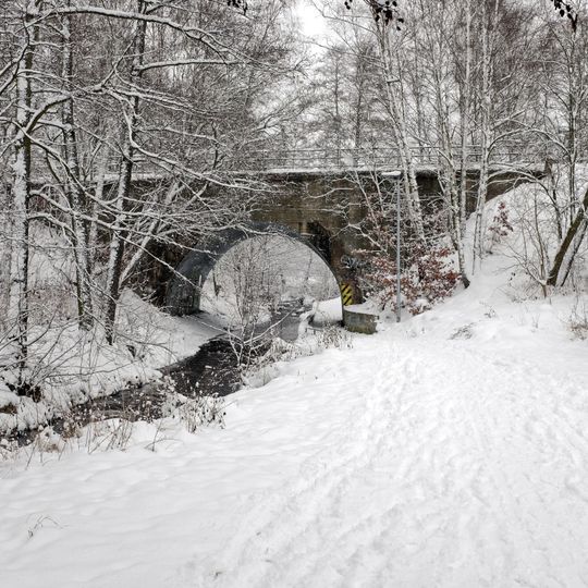 Most ulice Závodu míru přes Lobezský potok v Sokolově