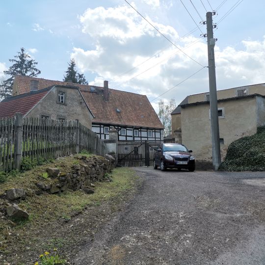 Wohnstallhaus, Scheune und zwei Seitengebäude eines Vierseithofes, sowie Toreinfahrt Mertitz 10