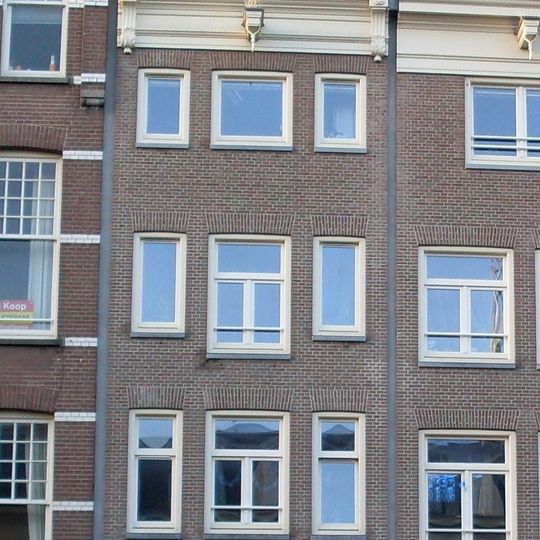 Pand met gevel onder rechte lijst met 2 consoles