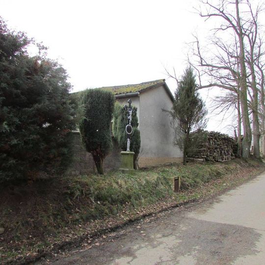 Kříž na západním okraji Košetic za starým zámkem