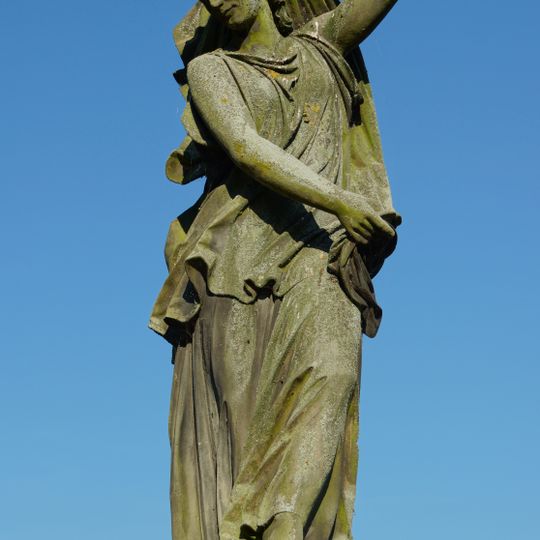 Statuen „Musik“ und „Tanz“