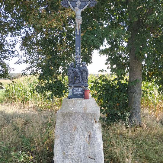 Kříž nad Žichlicemi u křižovatky