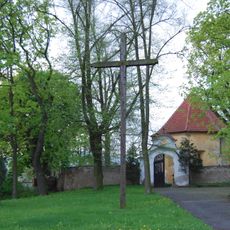 Dřevěný kříž před hřbitovem v Neumětelích.