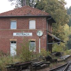 Alter Bahnhof Pfettrach mit Nebengebäuden