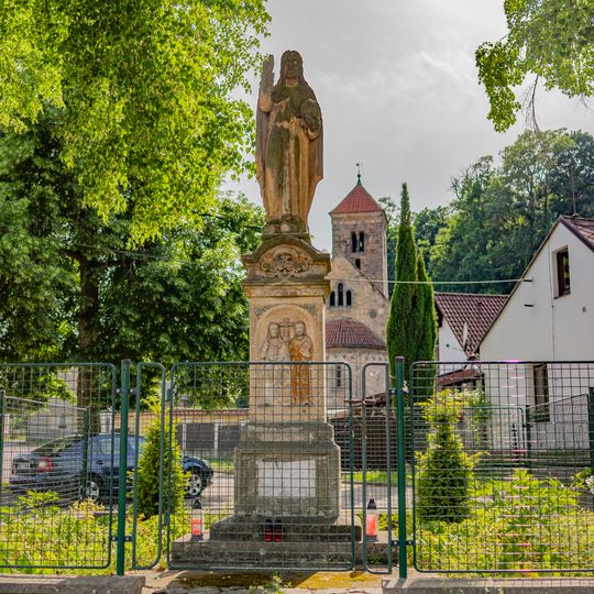 Socha světce na návsi v Mohelnici nad Jizerou
