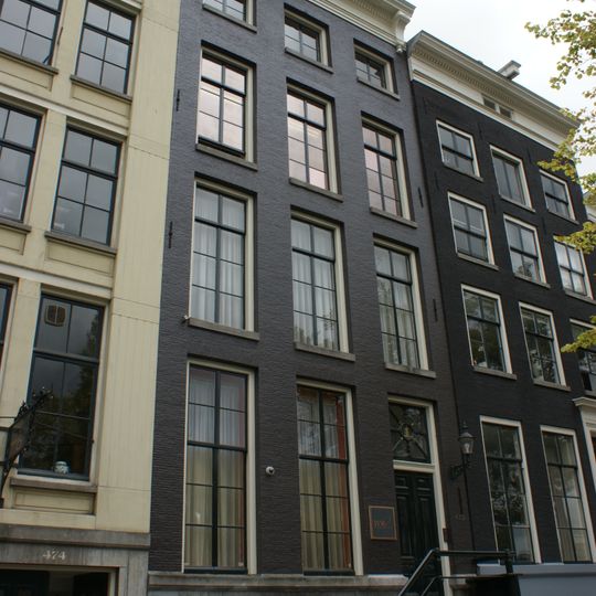 Pand met gevel onder gesneden rechte lijst