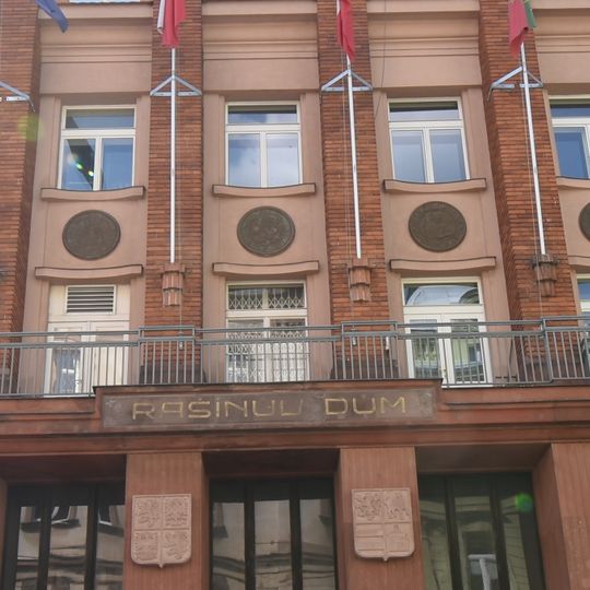 Medailony na budově Krajského úřadu