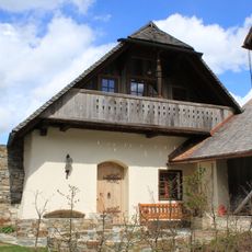 Wohnhaus mit Stadtmauer, Petersbergweg 7
