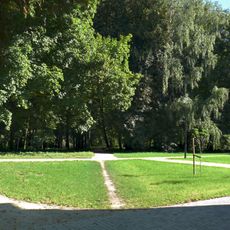 Pozostałości parku (ukształtowanie terenu i drzewostan) z historycznym układem komunikacyjnym i trzema stawami (Irena, Pod pałacem i Kępa)