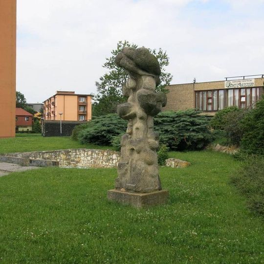 Kamenná plastika v parku v Svatováclavské ulici v Žatci