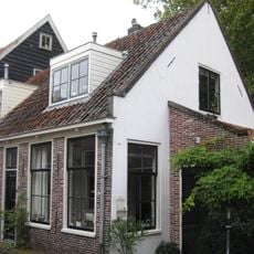 Linkerhelft van eenvoudig woonhuisje met lijstgevel