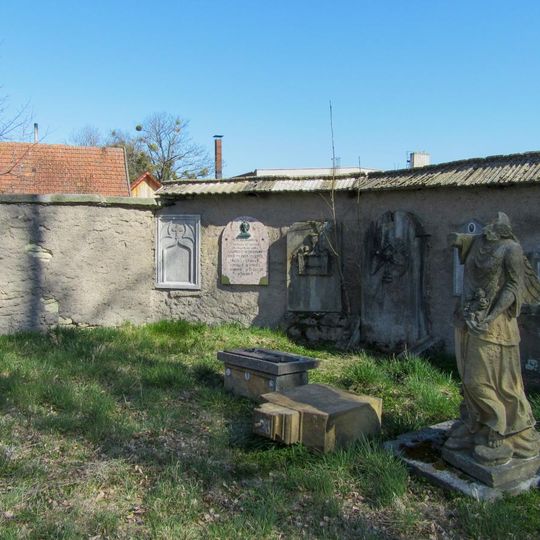 Pamětní deska v Sebranicích za kostelem