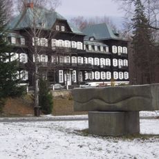 Plastika v parku nad pitným pavilonem v Karlově Studánce