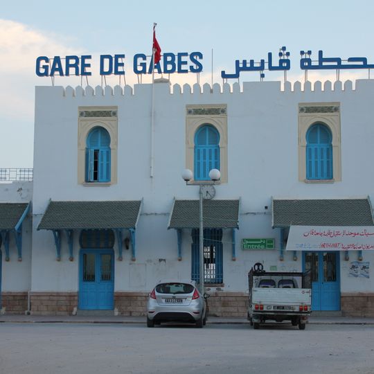 Façades de la gare de chemin de fer de Gabès