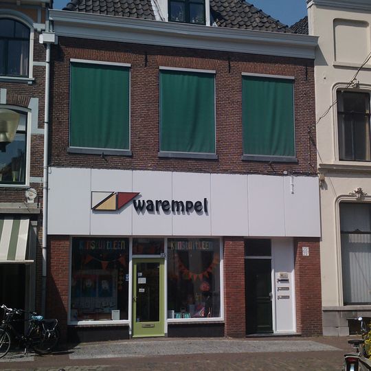 Pand onder hoog schilddak en met gevel onder rechte kroonlijst