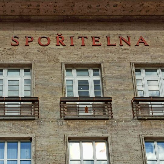 Sochy na průčelí spořitelny na Mírovém náměstí v Lounech