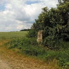 Kříž jižně od Měcholup u rozcestí