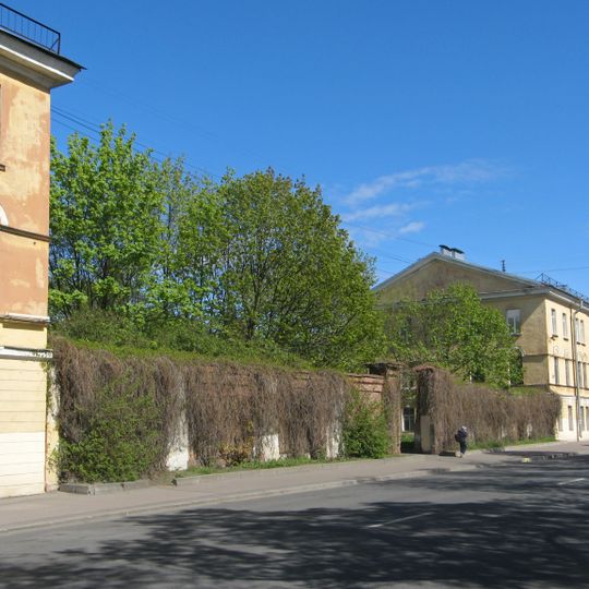 Ограда между офицерскими флигелями