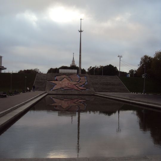 Открытый декоративный бассейн с мозаичным панно на откосе «Пионерский значок»