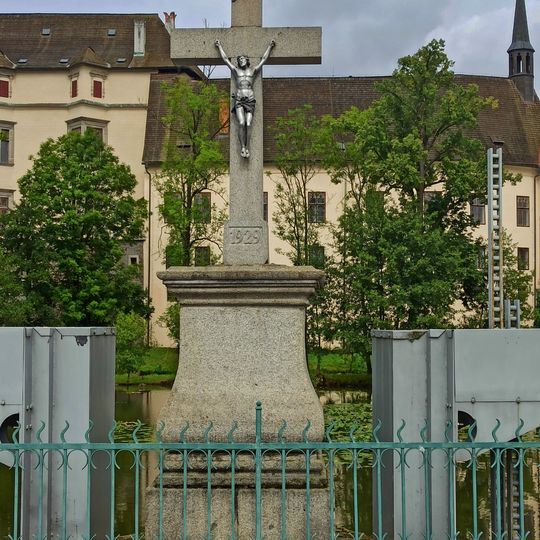 Kříž na mostě přes výtok Zámeckého rybníka v Blatné