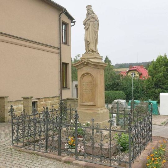 Socha Madony u obecního úřadu v Nové Vsi nad Popelkou