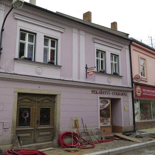 Městský dům čp. 4 s klasicistními vraty