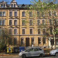 Mietshaus in geschlossener Bebauung mit Vorgarten Straße der Nationen 89
