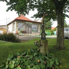 Kříž na návsi v Ostrovci