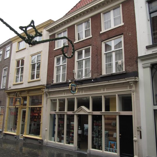 Huis met hoog schilddak, kroonlijst op klossen en lage zolderverdieping