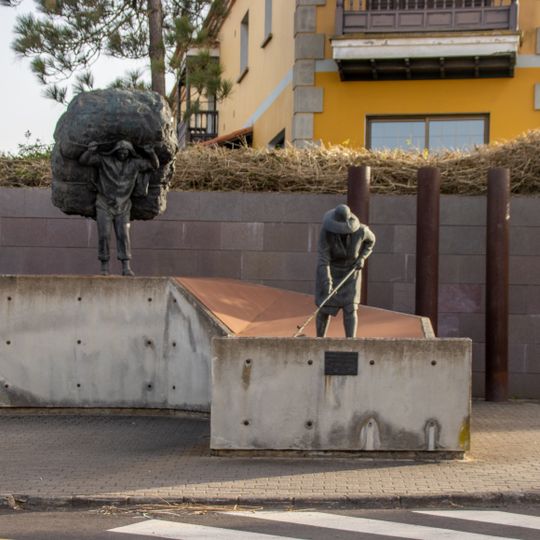 Sculpture Homage to the Pinocheros and Pinocheras of the Municipality of Rosario,