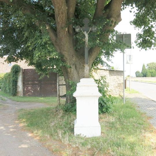 Kříž na rozcestí v severní části Vliněvsi