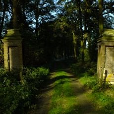 Heeswijk: twee gemetselfde pijlers met natuustenen leeuwen nabij de Zuid-Willemsvaart