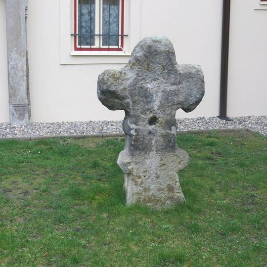 Smírčí kříž na nádvoří Oblastního muzea v Děčíně