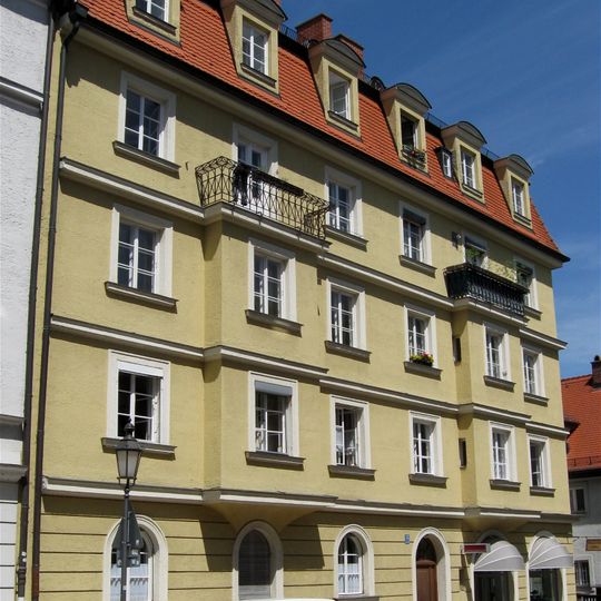 Dreiflügelige Wohnhausgruppe