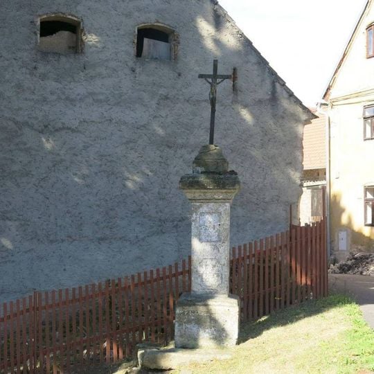 Kříž v ulici na cestě k Hřídelíku v Blíževedlech