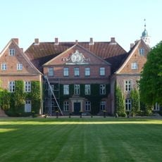 Gutsanlage: Herrenhaus mit Ausstattung