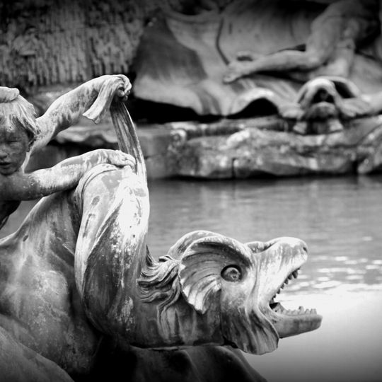 Génie conduisant un dragon marin