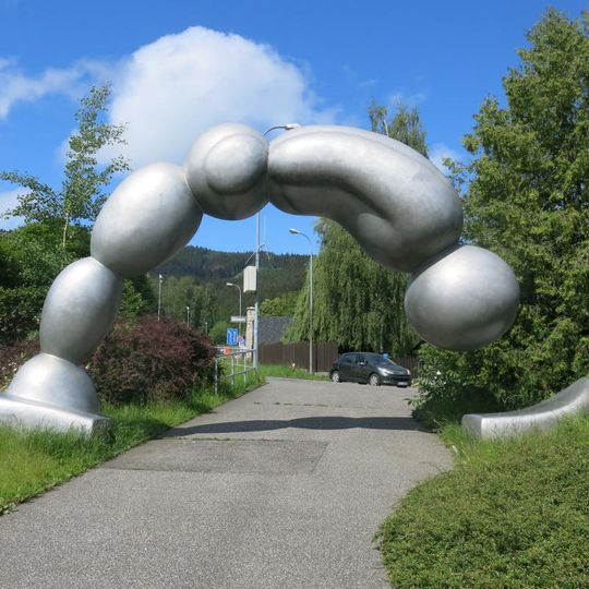 Kovová plastika Brána borců v Ještědské ulici v Horním Hanychově