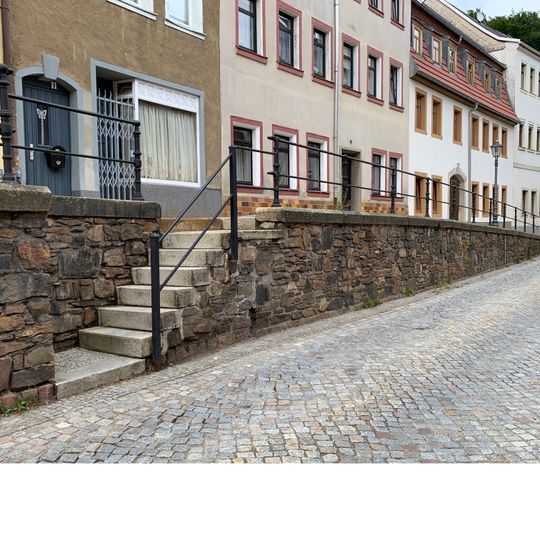 Heiste mit Eisengeländer Karlstraße