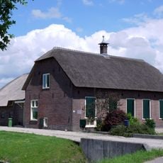 Boerderij met rieten zadeldak